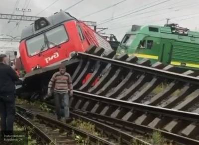 Два товарных поезда столкнулись на юге Петербурга и сошли с рельсов