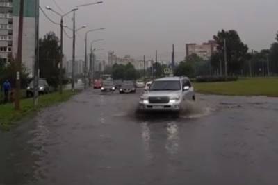Потопы произошли в нескольких районах Петербурга