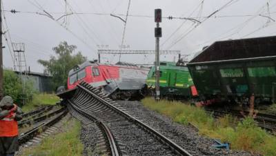 В РЖД прокомментировали столкновение поездов в Петербурге