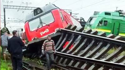 В Санкт-Петербурге столкнулись два грузовых поезда (видео)