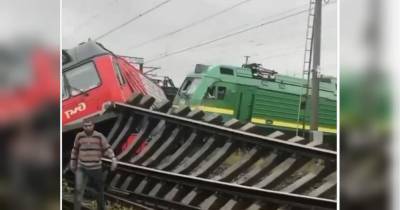 В Санкт-Петербурге после столкновения произошло крушение поездов: впечатляющее видео