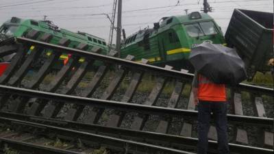 Машинист пострадал при столкновении поездов в Петербурге