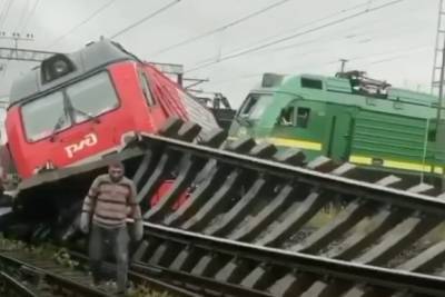 Появилось видео с места столкновения двух поездов в Санкт-Петербурге