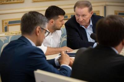 Скорее тревожно: политолог оценил уход Кучмы из контактной группы по Донбассу
