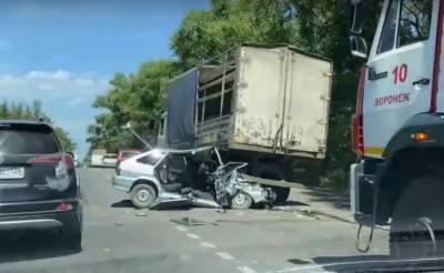 3 человека пострадали в столкновении грузовика и легковушки в Воронеже