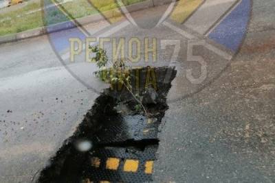 Провалившуюся под «лежачим полицейским» дорогу в Чите начали подсыпать грунтом
