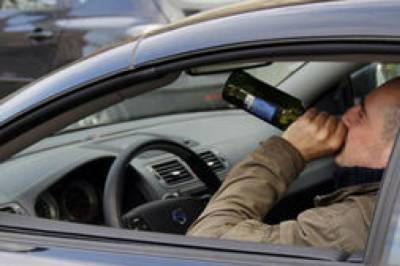 В Запорожье пьяный водитель пытался сбежать от полицейских, но застрял в окне своего же авто (видео)