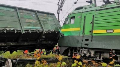 Видео: Очевидцы рассказали о сходе поездов с рельсов на юге Петербурга