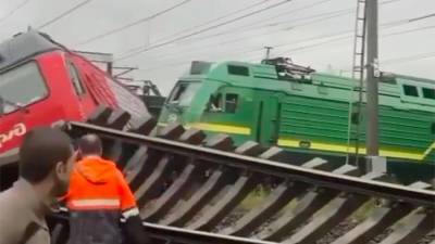 При столкновении грузовых поездов в Петербурге пострадал машинист