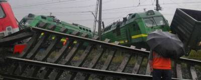 В Петербурге с рельсов сошли два поезда после столкновения