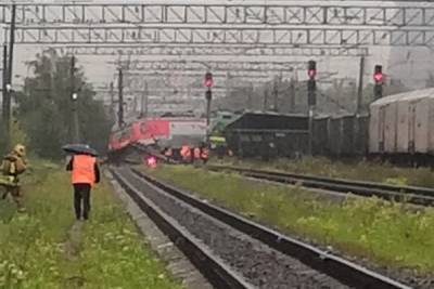 Машинист пострадал в столкновении локомотивов на юге Петербурга