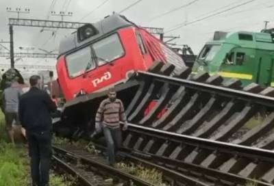 Фото и видео: на юге Петербурга столкнулись и сошли с рельсов два грузовых поезда