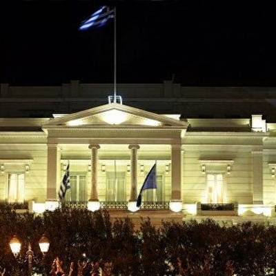 Власти Греции обязали жителей страны носить защитные маски в общественных местах