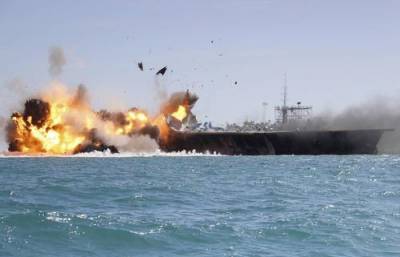 Иран устроил военные игрища с ритуальным уничтожением «чучела» американского авианосца
