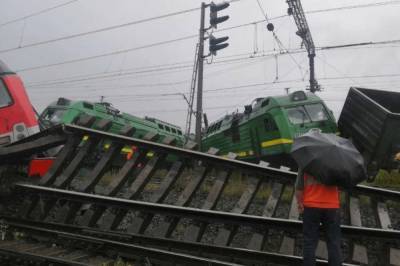 Рельсы сорвало, а поезда покорежило: в России столкнулись два товарняка (видео)