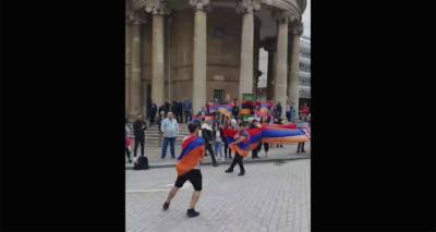 Флагом по голове и ответный плевок – азербайджанцы и армяне чуть не подрались в Лондоне