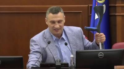 Кличко на костылях пообещал нерадивым киевским чиновникам "волшебные пендели"