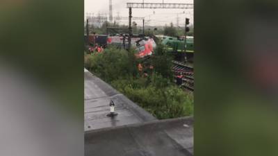 Последствия столкновения грузовых составов в Санкт-Петербурге — видео