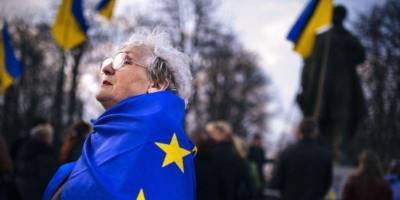 Большинство украинцев считают власть в стране зависимой от ЕС, МВФ и США