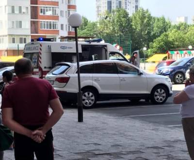В Харькове мужчина упал из окна многоэтажки на автомобиль