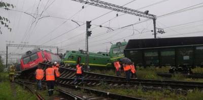 На юге Санкт-Петербурга столкнулись два грузовых поезда. Машинисты отделались травмами