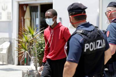 Десятки мигрантов сбежали из карантинного центра на Сицилии