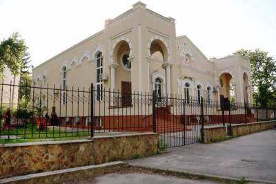 В Мариуполе мужчина с топором напал на синагогу: в схватку вступил охранник (видео)