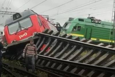 В Петербурге столкнулись и сошли с рельсов два грузовых поезда