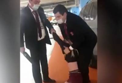 Видео: охранники ТЦ «Галерея» грубо вытолкали посетительницу без маски