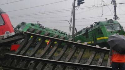Специалисты оценили вероятность экологической угрозы после столкновения поездов в Петербурге