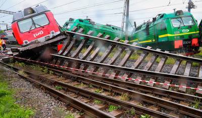 Два поезда сошли с рельсов после столкновения друг с другом в Петербурге (ВИДЕО)