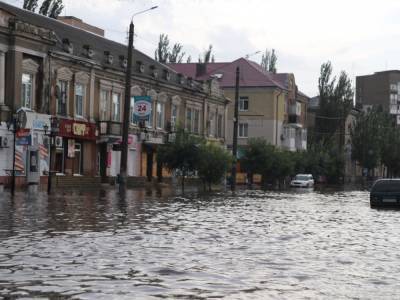 Потоп в Кирилловке: люди выгребают воду из домов лопатами