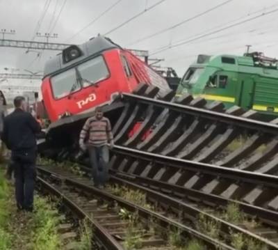 В российском Санкт-Петербурге столкнулись и сошли с рельсов поезда: есть пострадавшие