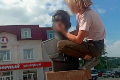 Уральская школьница показала средний палец бюсту Героя СССР