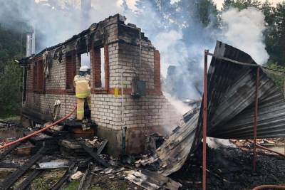 В Вяземском районе пожарные несколько часов спасали горящий дом