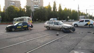 Две легковушки не разъехались на перекрестке Циолковского