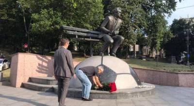 Луческу в Киеве возложил цветы к памятнику Лобановскому (фото, видео)