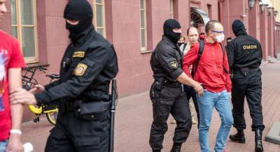 Протесты в Беларуси: ОМОН "повязал" журналистов и людей из очереди на поддержку соперника Лукашенко