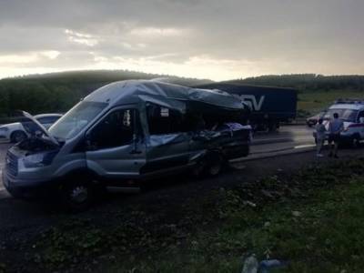 На трассе в Башкирии столкнулись встречные фура и микроавтобус: Два пассажира погибли, четверо пострадали