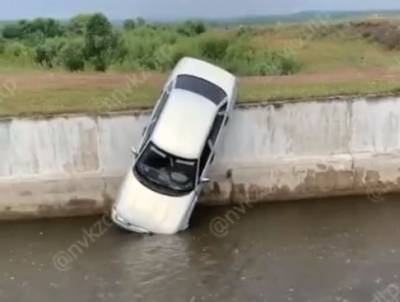 Опубликовано видео с места падения автомобиля в водоём в Кузбассе