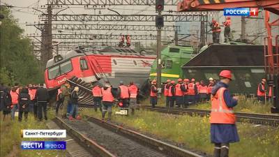 Электровоз согнуло пополам: в Петербурге расследуют столкновение поездов