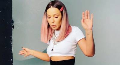 Певица Елка поразила поклонником новым образом с розовыми волосами