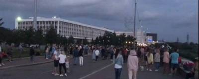 Жители Томска устроили вечеринку под окнами правительства