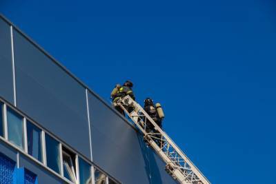 Спасатели устроили тренировку на крыше торгового центра в Твери