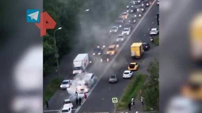 Лимузин загорелся на северо-западе Москвы
