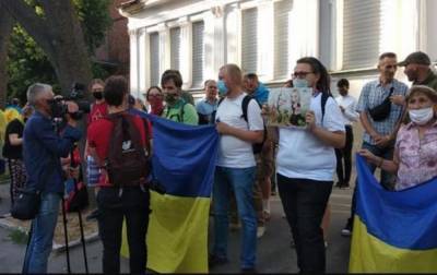 В Харькове демонстранты пикетировали консульство РФ