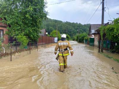 Три населенных пункта подтопило после ливня в Апшеронском районе Кубани - МЧС
