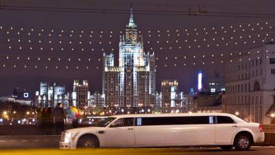 Горящий лимузин создал затор на северо-западе Москвы