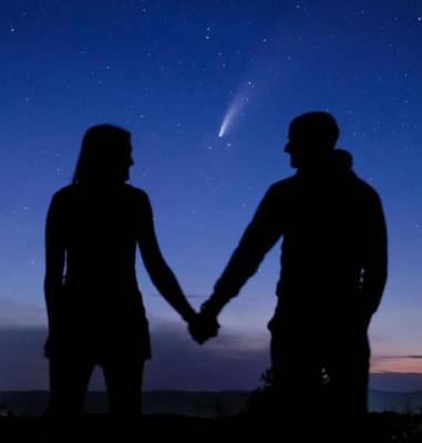 Фотофакт. Американец сделал предложение любимой на фоне пролетавшей кометы