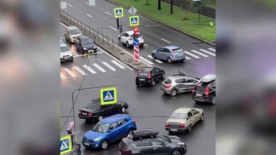На перекрестке проспекта Стачек и улицы Зайцева столкнулись два автомобиля